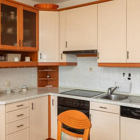 Adria Philipe 아파트