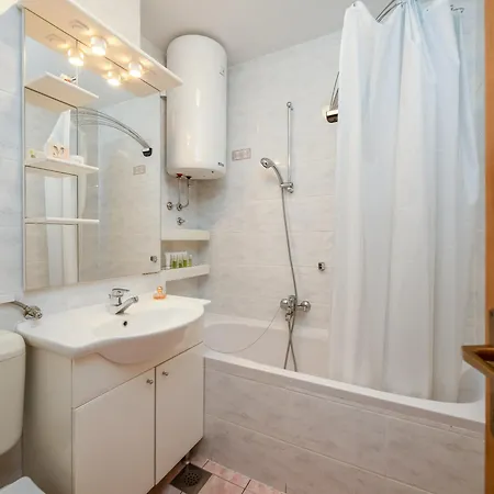 Adria Philipe 마카르스카