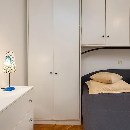 Adria Philipe * 마카르스카