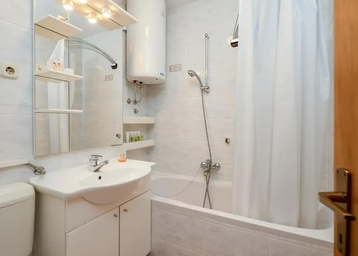 Adria Philipe Makarska